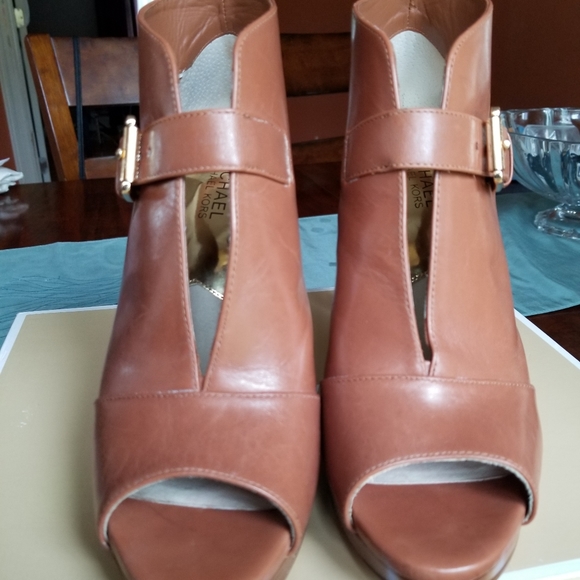 Michael Kors Isabella booties - Picture 4 of 6